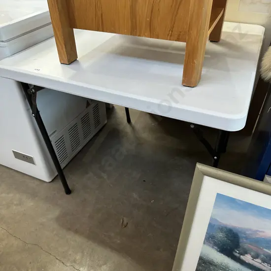 Folding table
