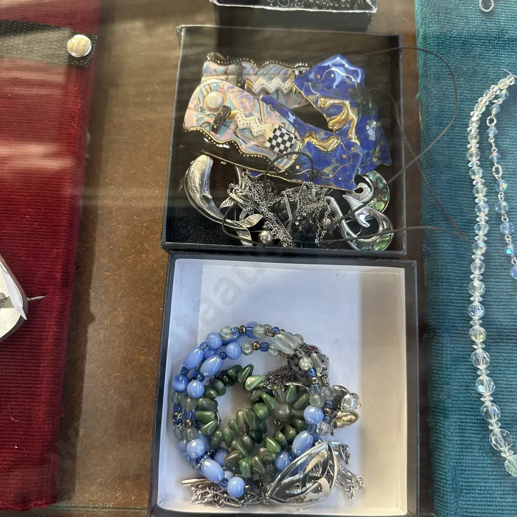 costume jewelry Image 1++