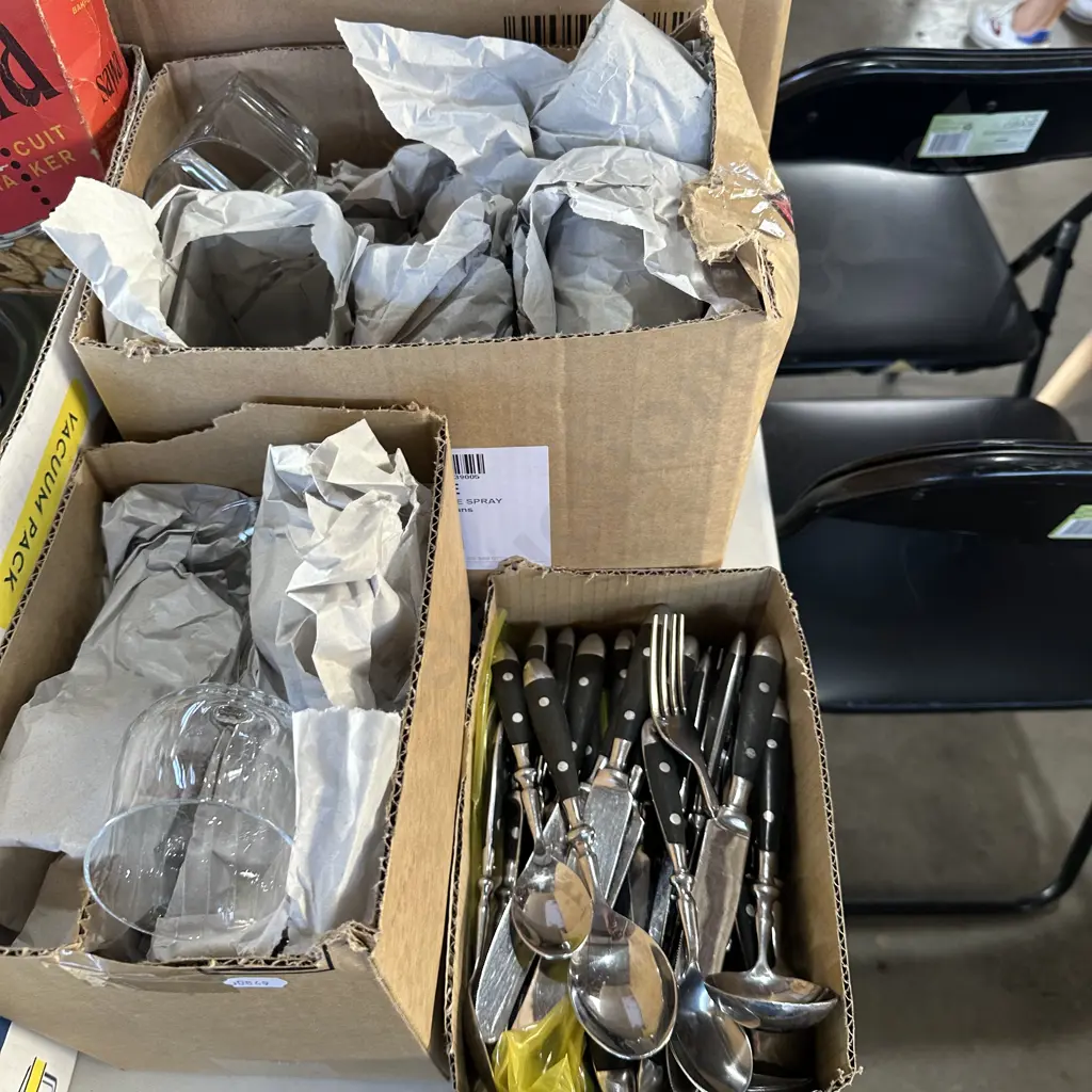 Three boxes cutlery and glassware. Image 1++
