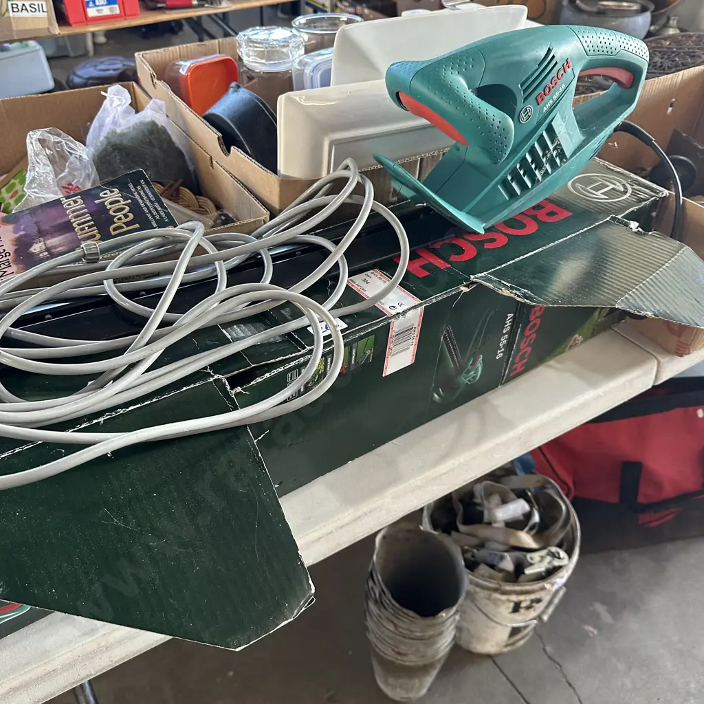 Boxed Bosch hedge trimmer and lead Image 1++