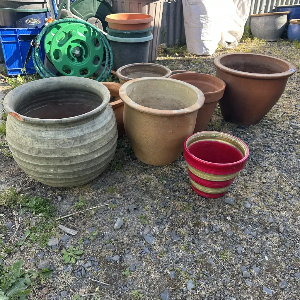 Collection of planters (one chipped) Image 1++