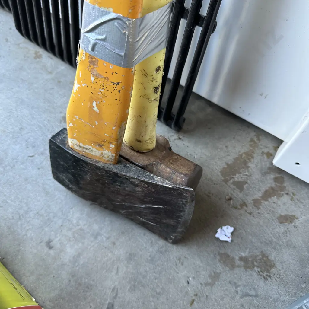 Axe and sledge hammer Image 1++