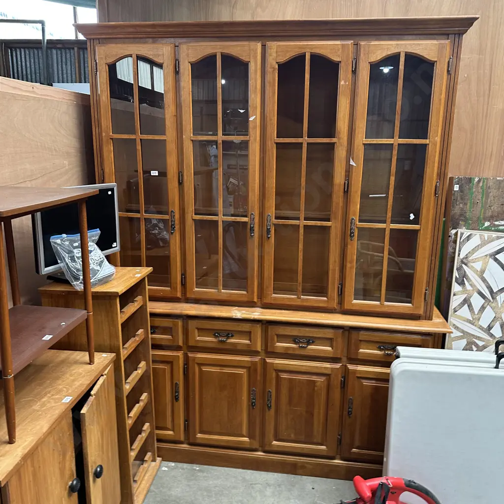 Wall unit with missing glass Image 1++