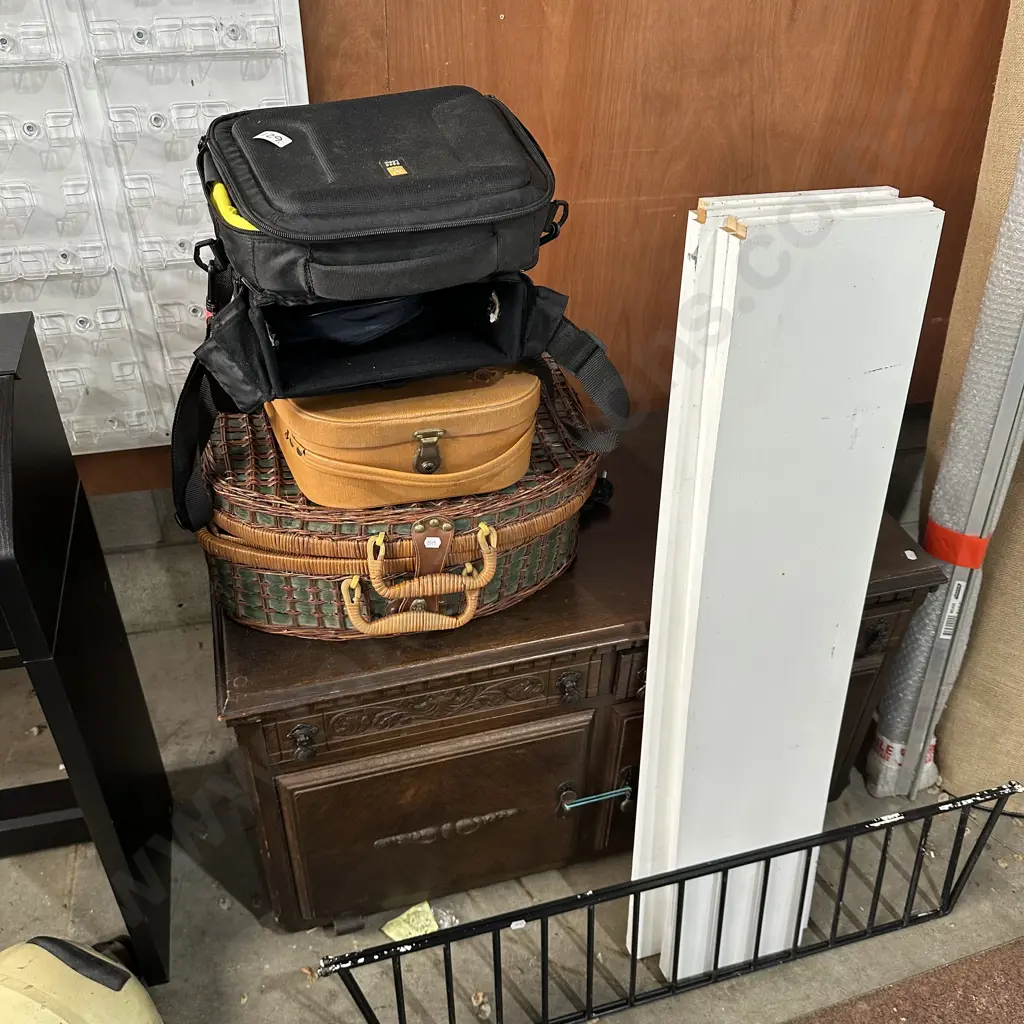 Picnic basket, bags and shelves. Image 1++