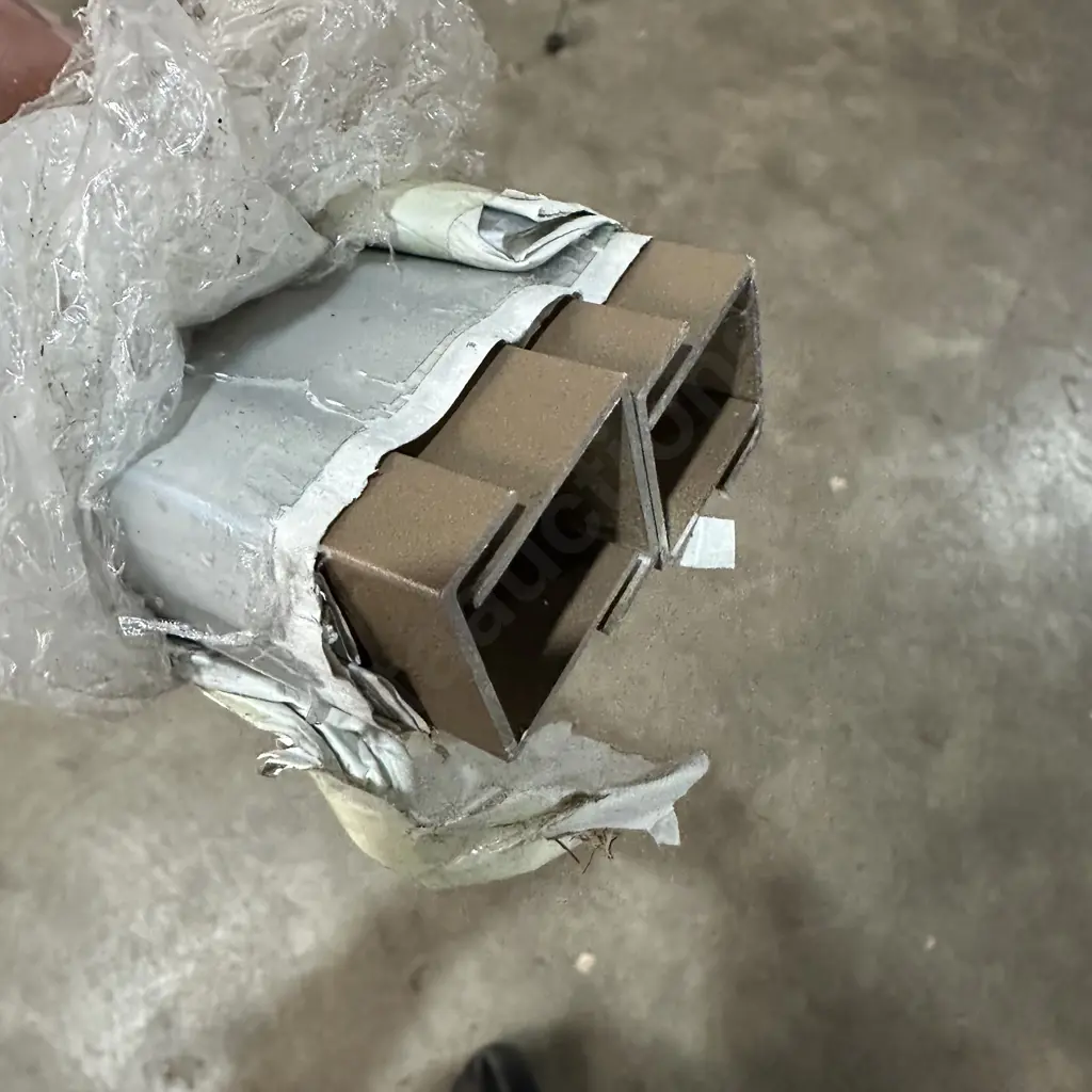 Aluminium extrusion and threaded rod. Image 1++