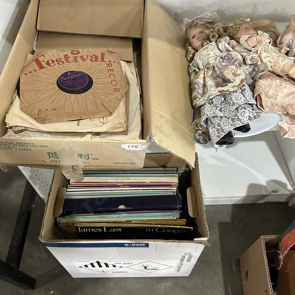 Records and dolls Image 1++