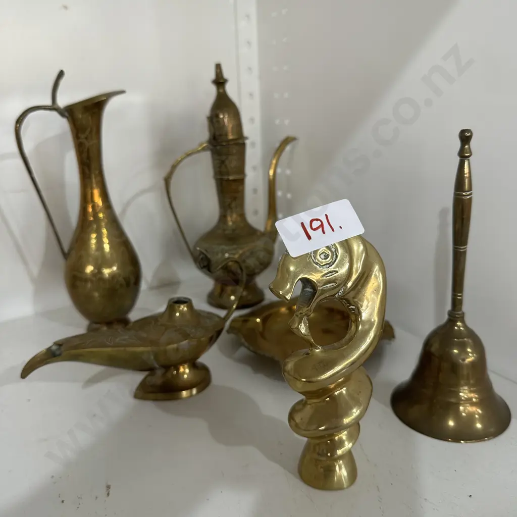 Shelf lot of brass items Image 1++