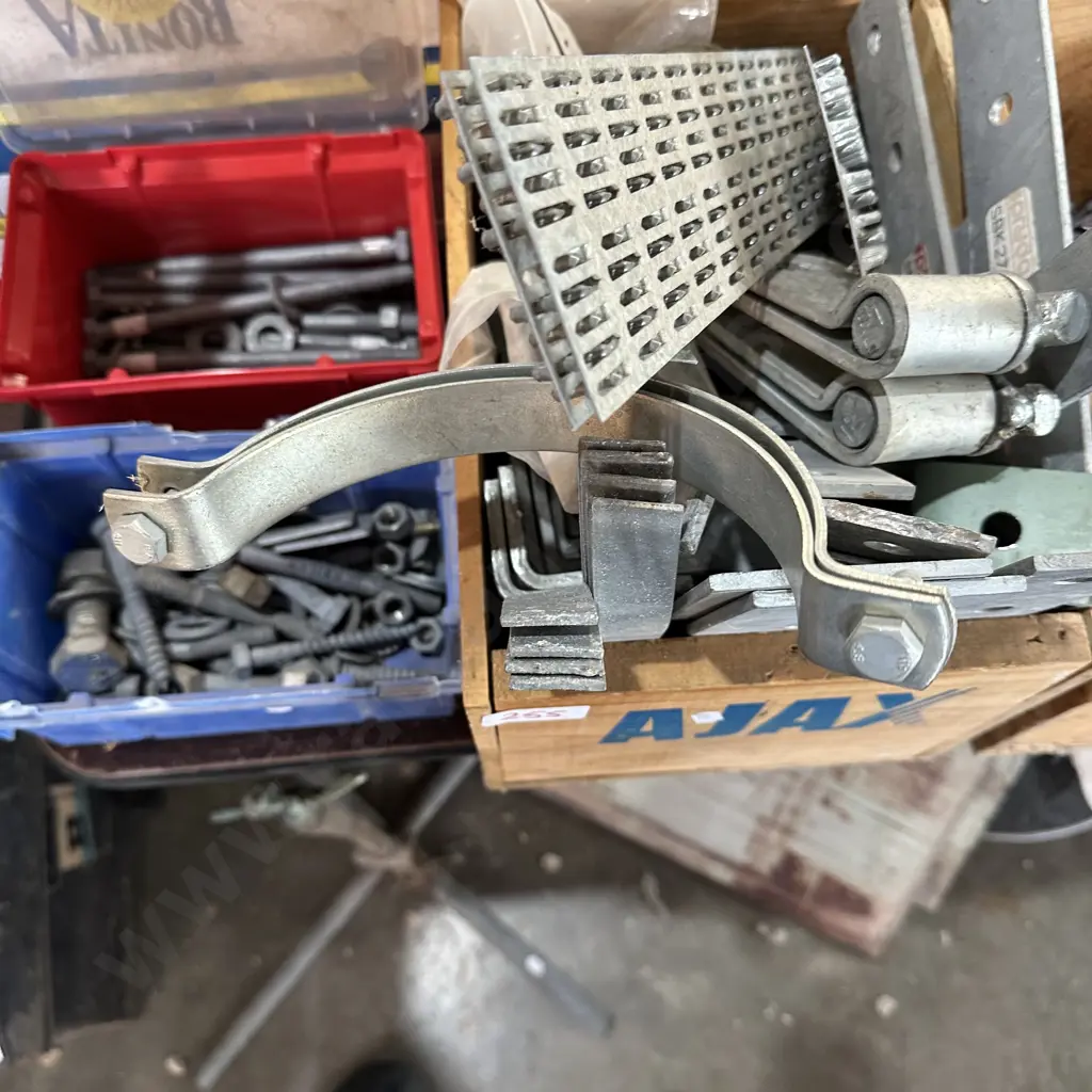 brackets and hinges etc Image 1++