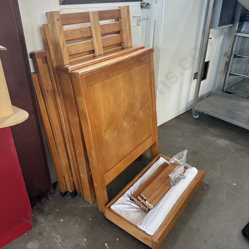 Touchwood combo cot/bed/change table Image 1++