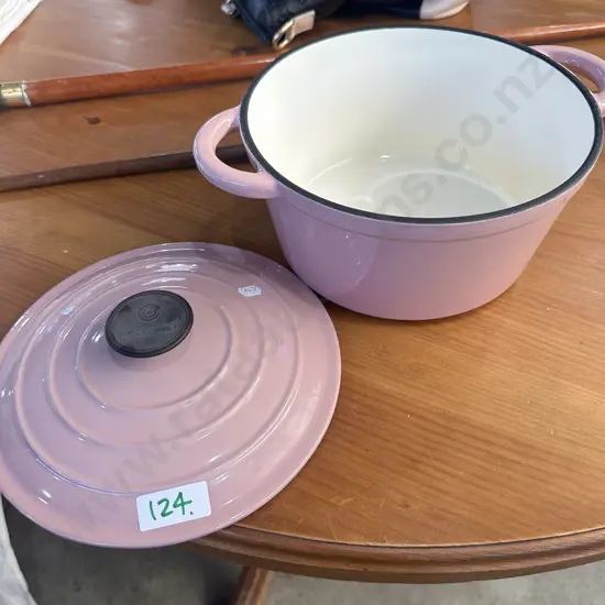 Le Creuset cast iron pot 24cm excellent condition