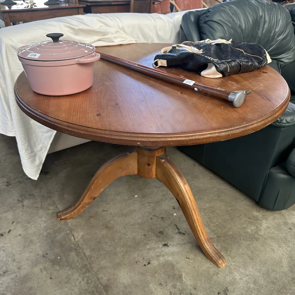 Round dining table Image 1++