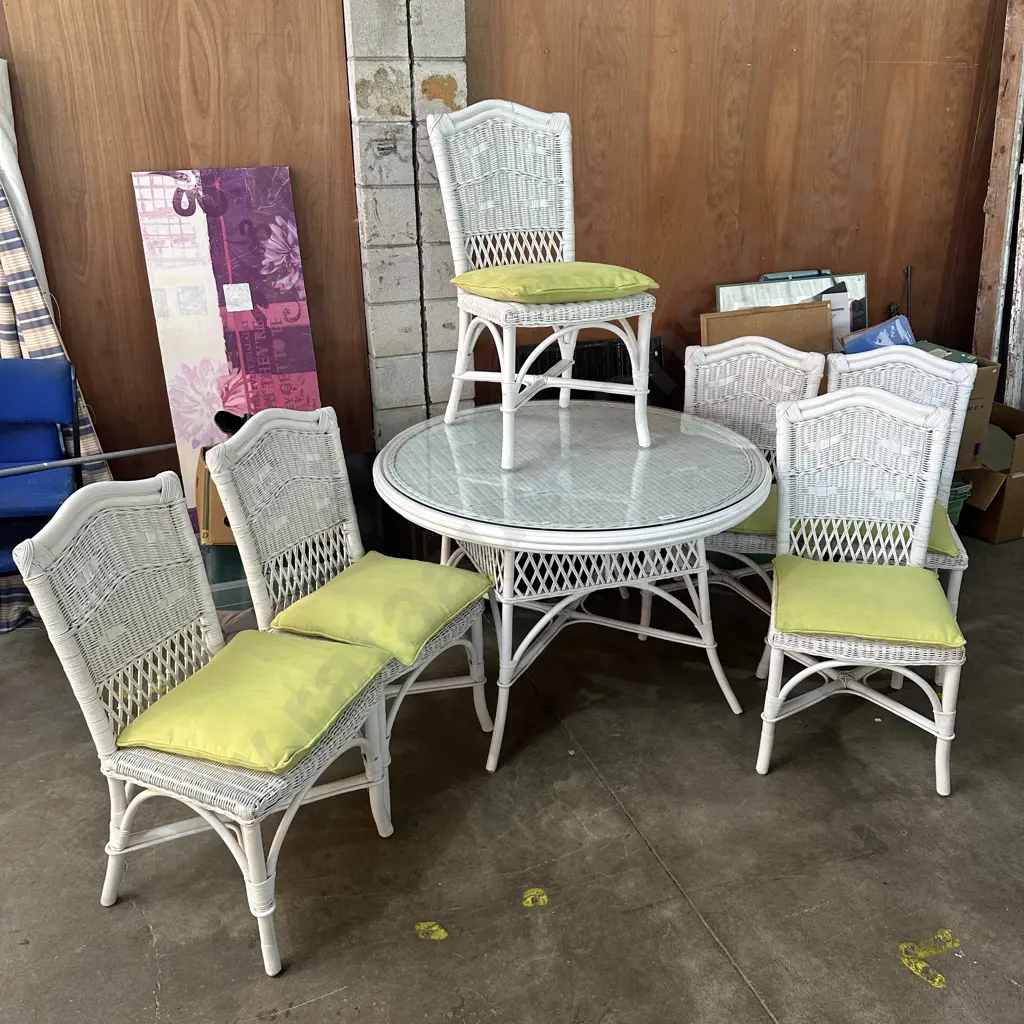 Very tidy wicker/cane patio table and 6 chairs Image 1++
