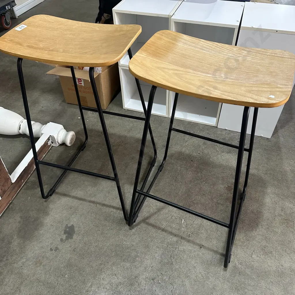 Pr ply and metal bar stools Image 1++