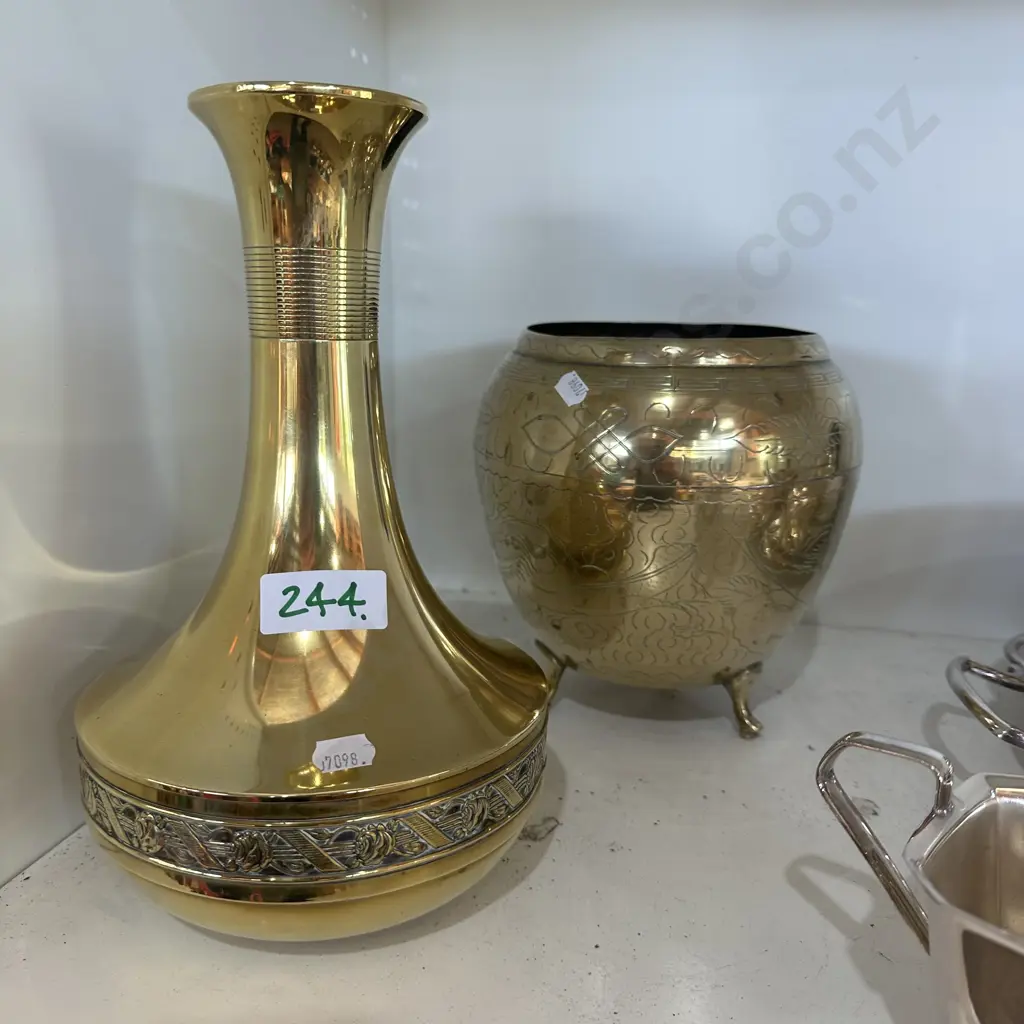 Two brass vases Image 1++