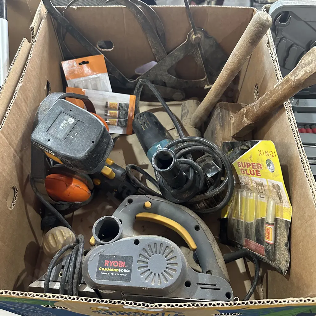Electric planner and grinder, wooden mallets etc. Image 1++