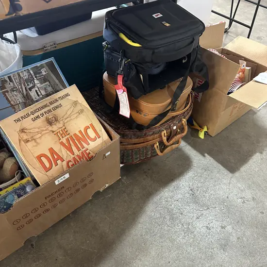 Plates, bags, puzzles etc.