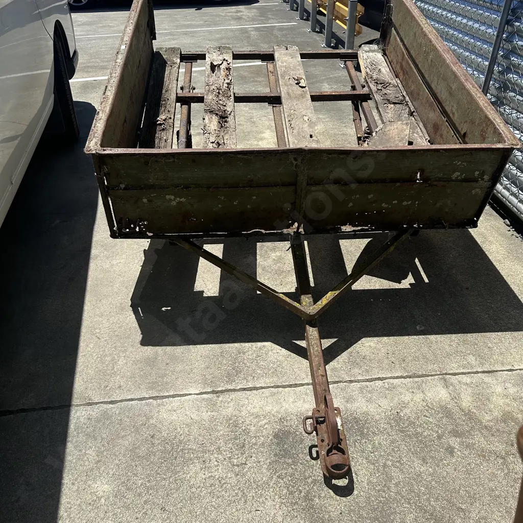 Old trailer needs TLC Image 1++