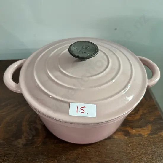 10inch oven pot has Le Crueset handle but not stamped on base