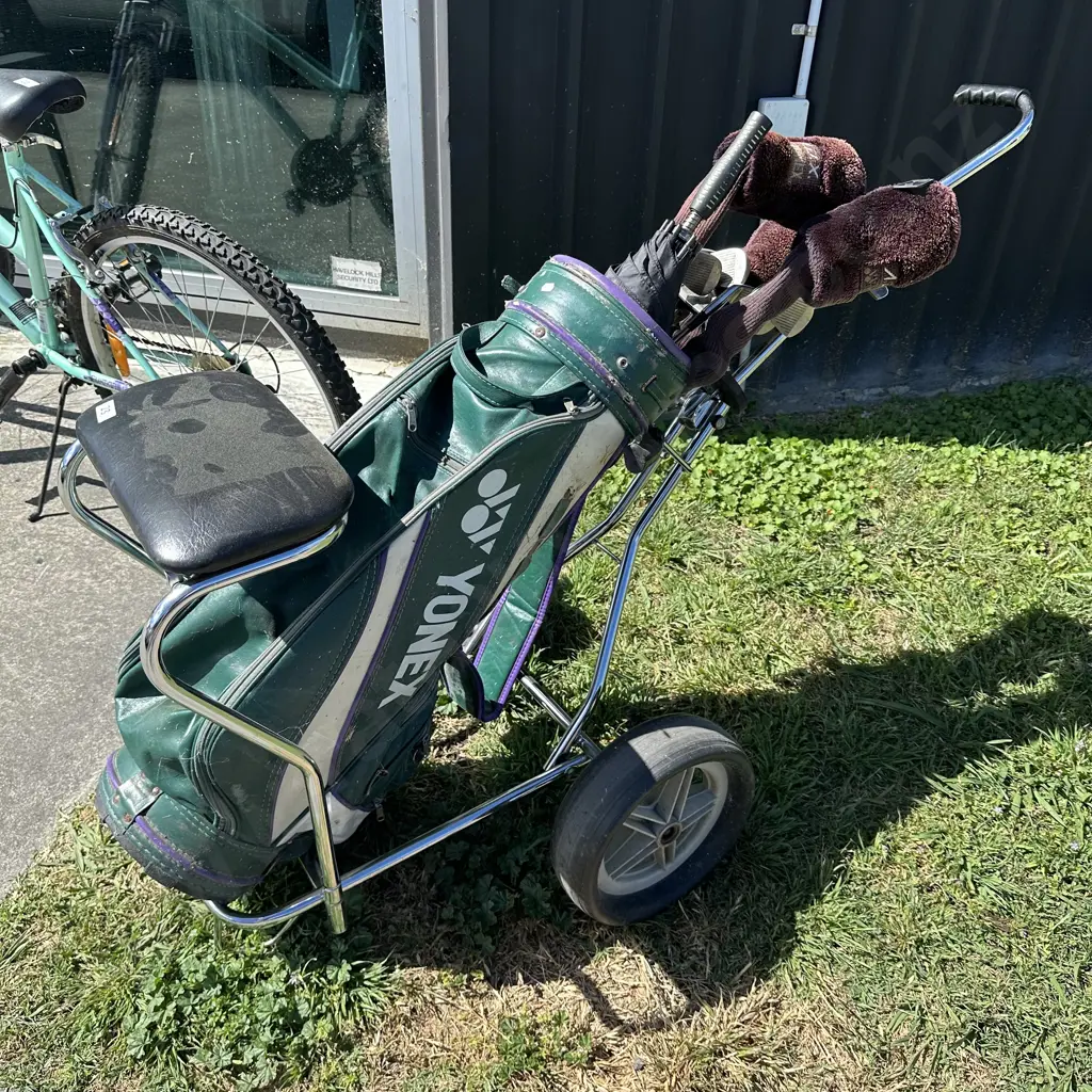 Golf clubs and trundler Image 1++