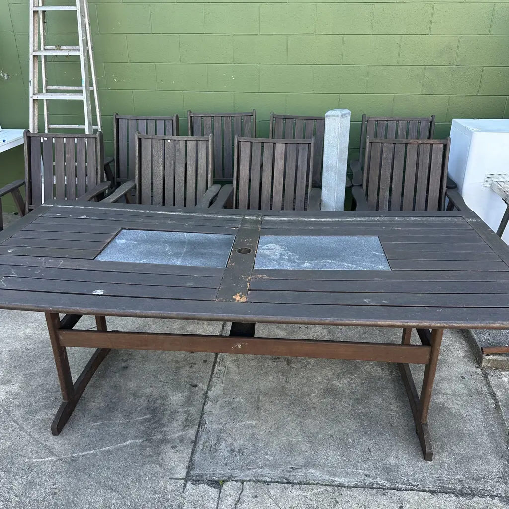 8 outdoor chairs & table average. 2pics Image 1++
