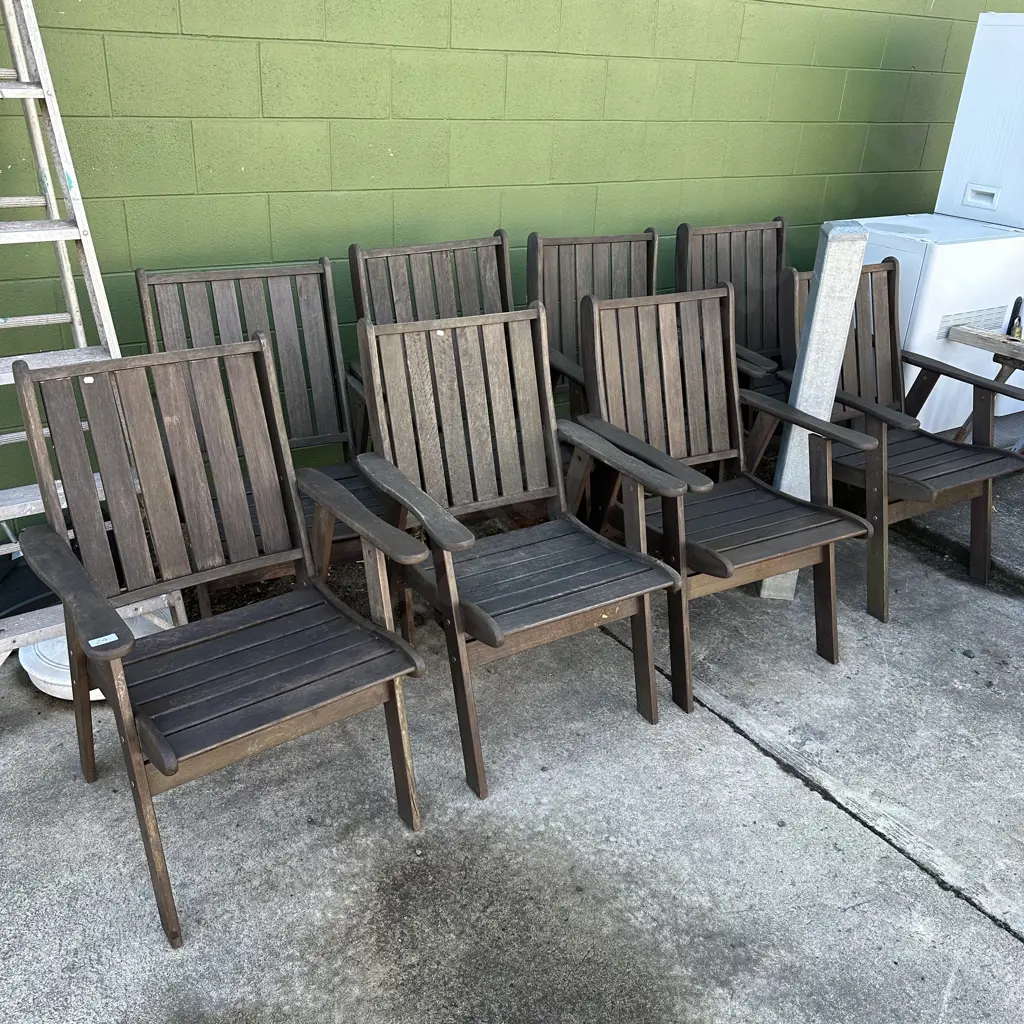 8 outdoor chairs & table average. 2pics Image 1++