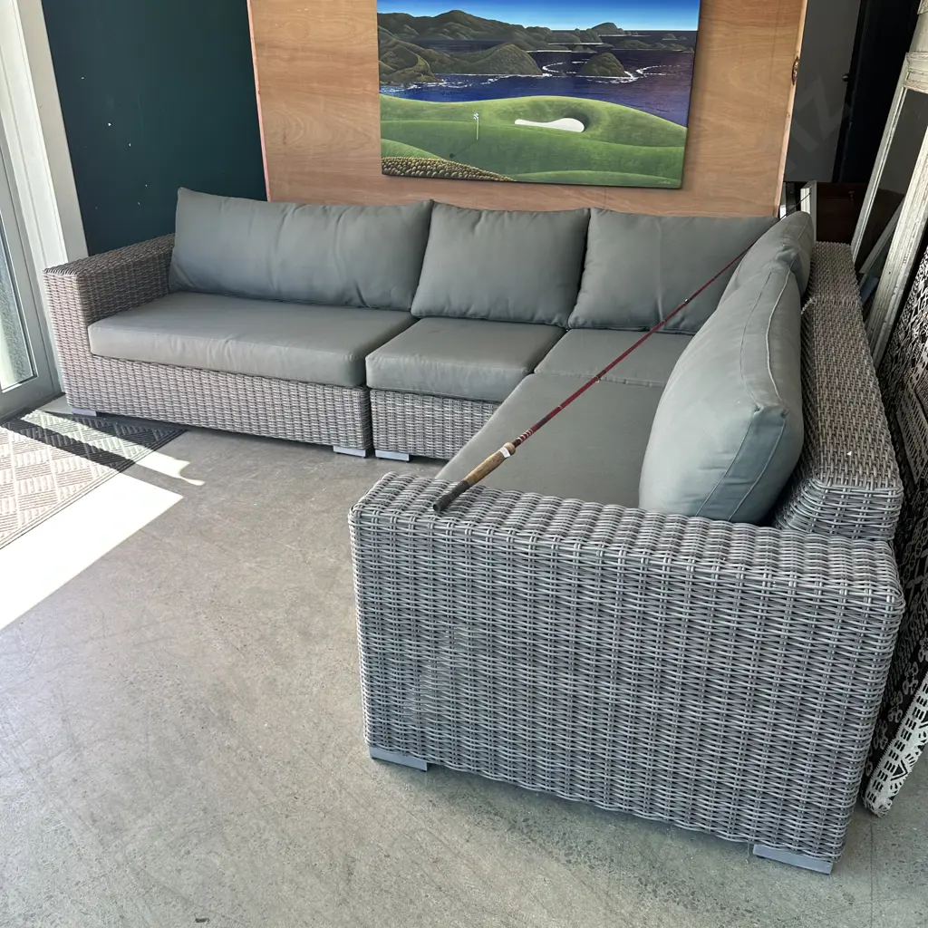 Tidy outdoor modular corner suite ex Hutchinsons Image 1++