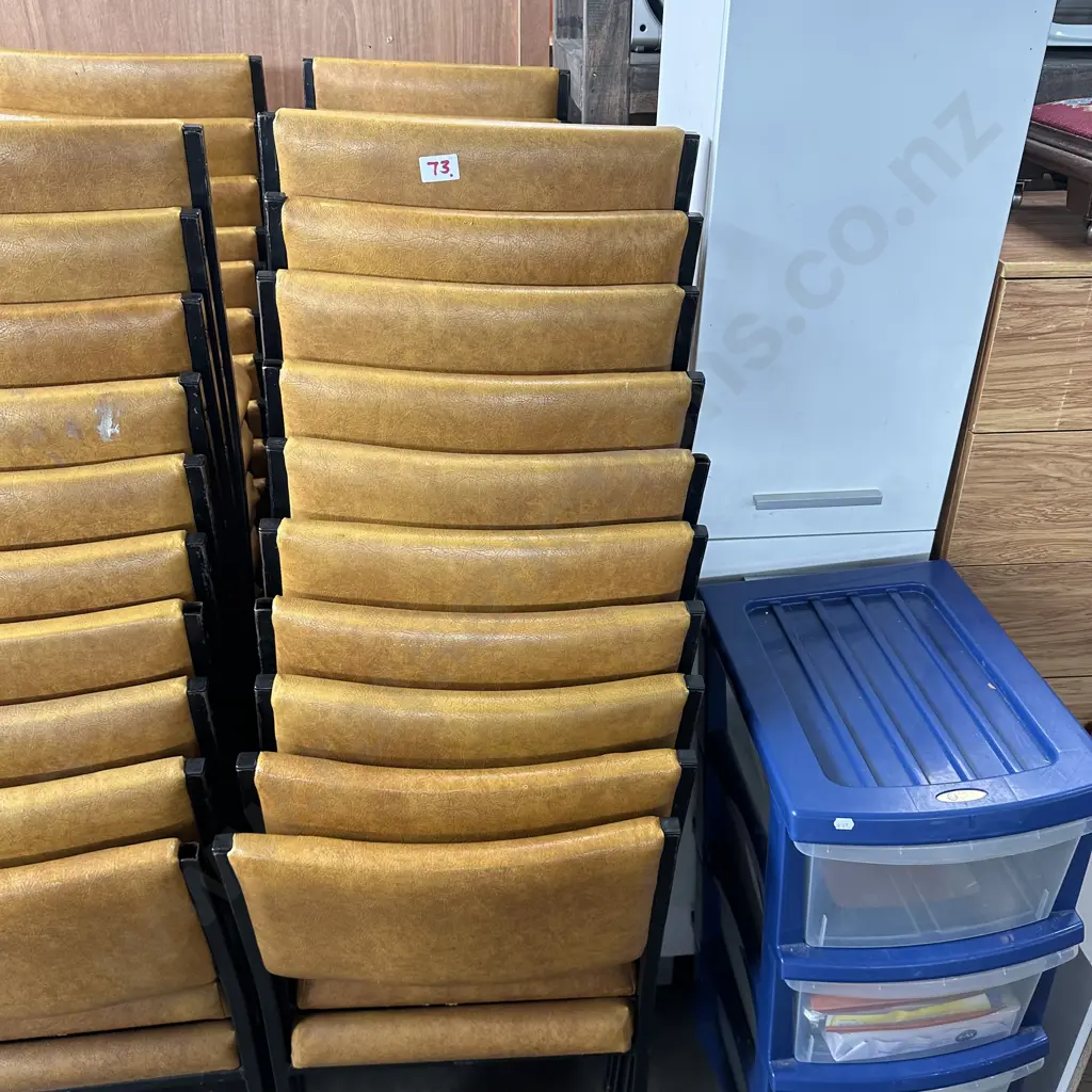 Set of 20 stackable chairs Image 1++