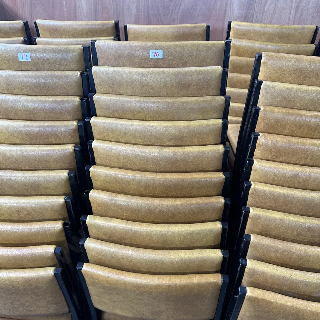 Set of 20 stackable chairs Image 1++