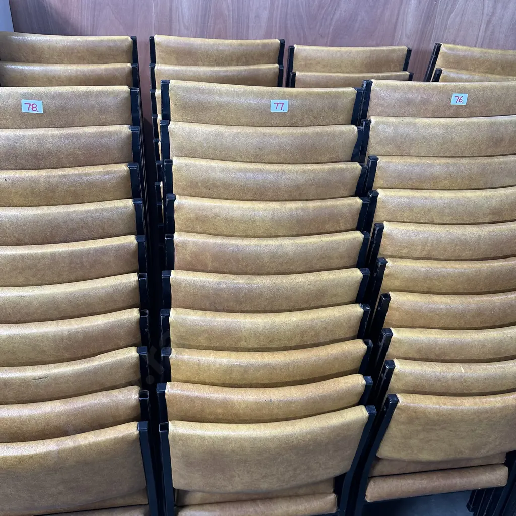 Set of 20 stackable chairs Image 1++