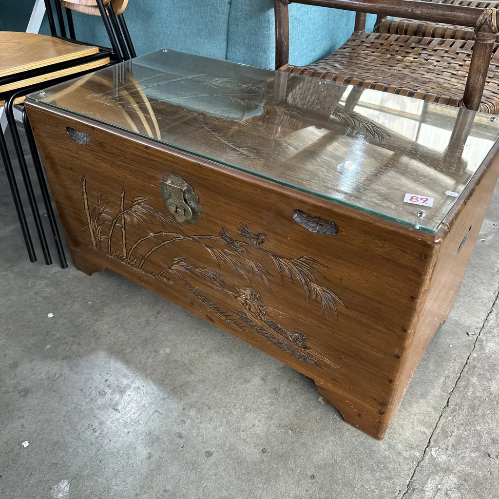 Blanket box with glass top Image 1++