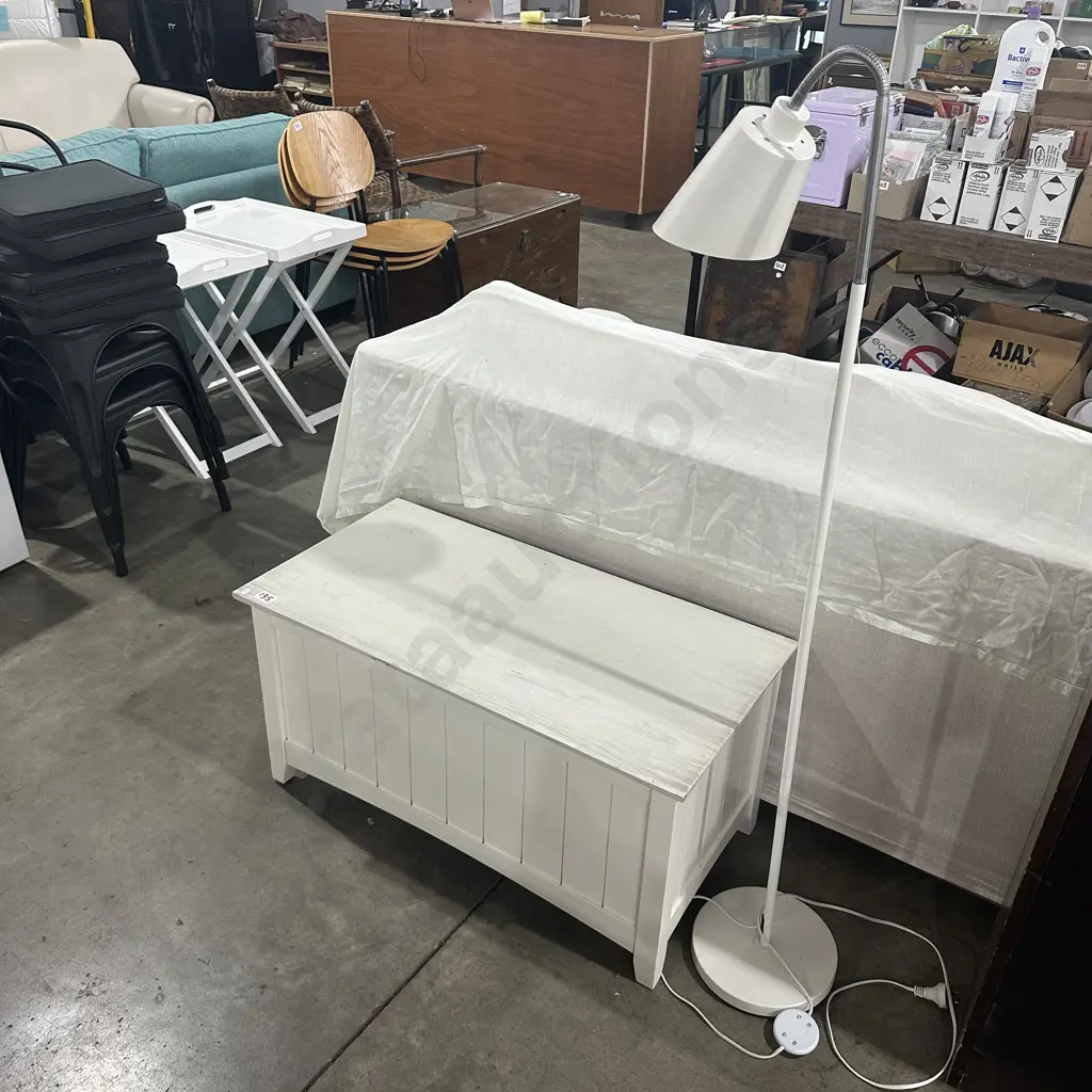 Blanket box and modern reading lamp Image 1++