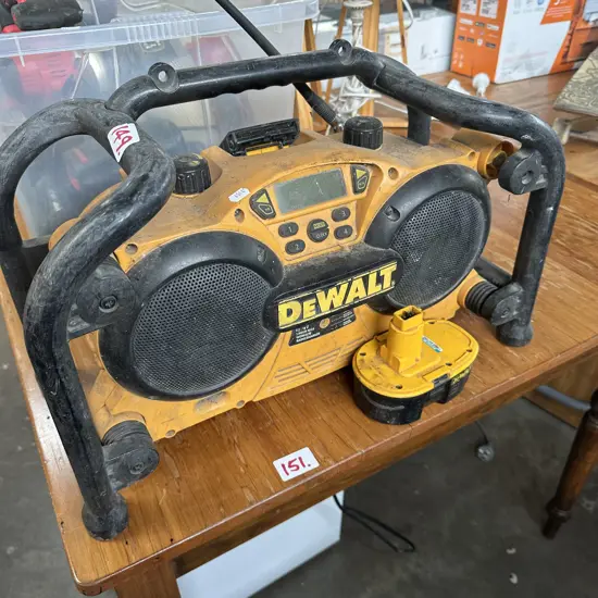 De Walt site radio and a battery