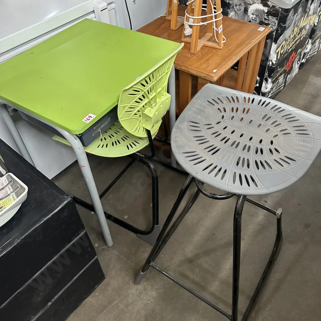 Desk and two chairs Image 1++