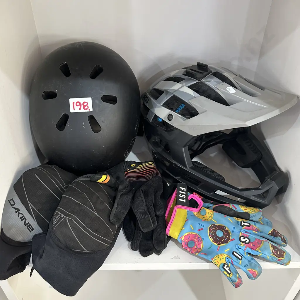 mtb helmet, knee pads etc Image 1++