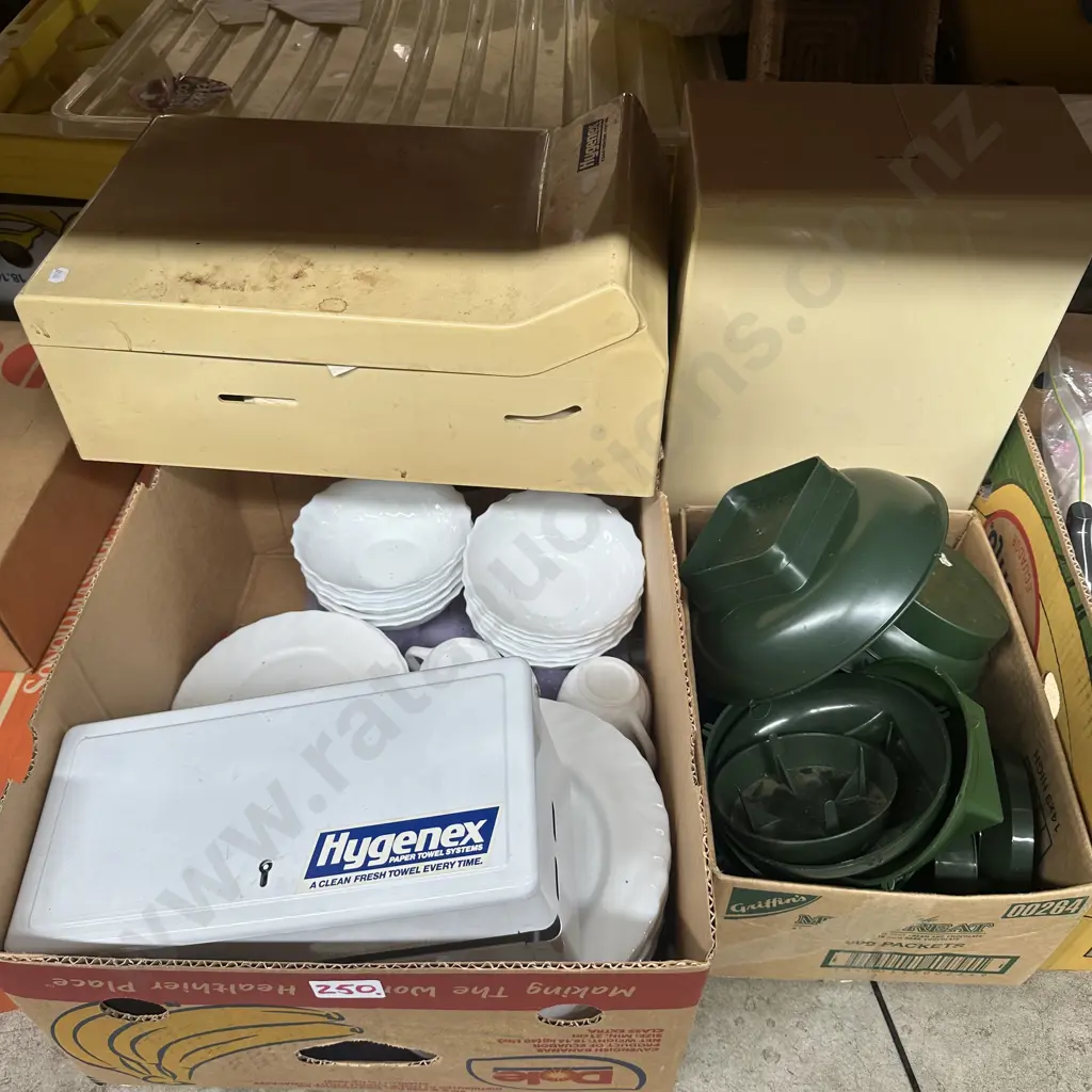 dispensers, crockery etc Image 1++