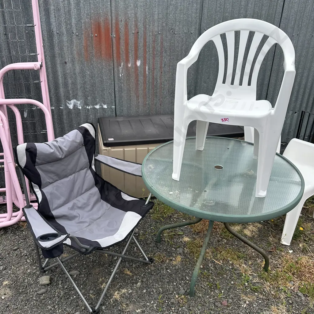 Round table and white plastic chair Image 1++