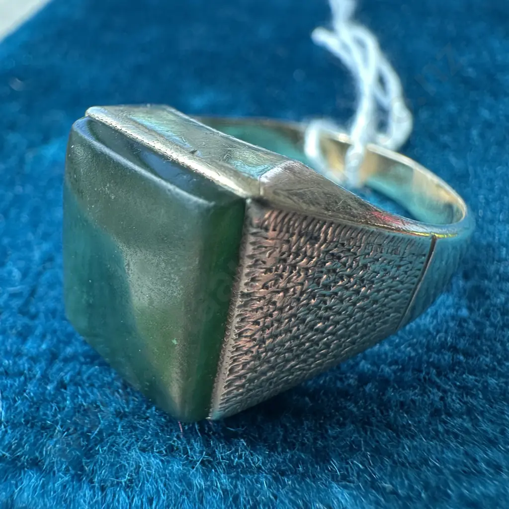 9ct Gold signet Greenstone ring Image 1++