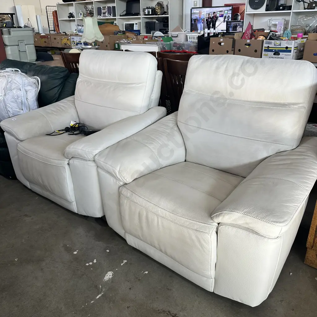 2 x leather electric recliners Image 1++