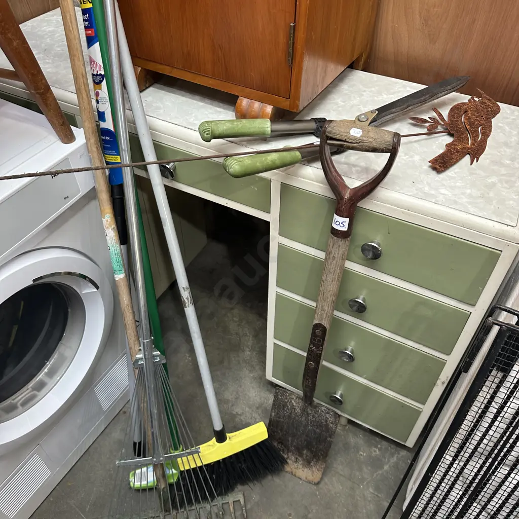 garden tools and metal Tui Image 1++