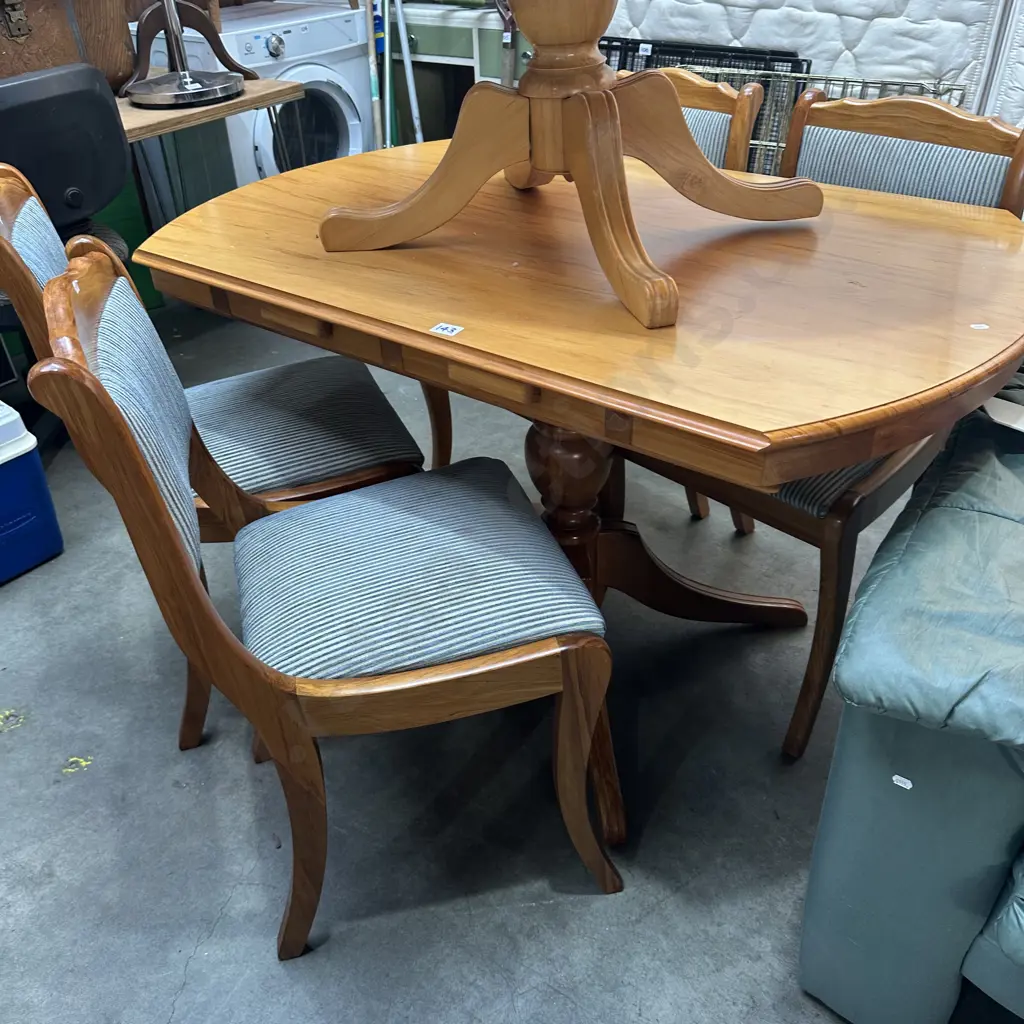 Rimu table and 4 chairs Image 1++