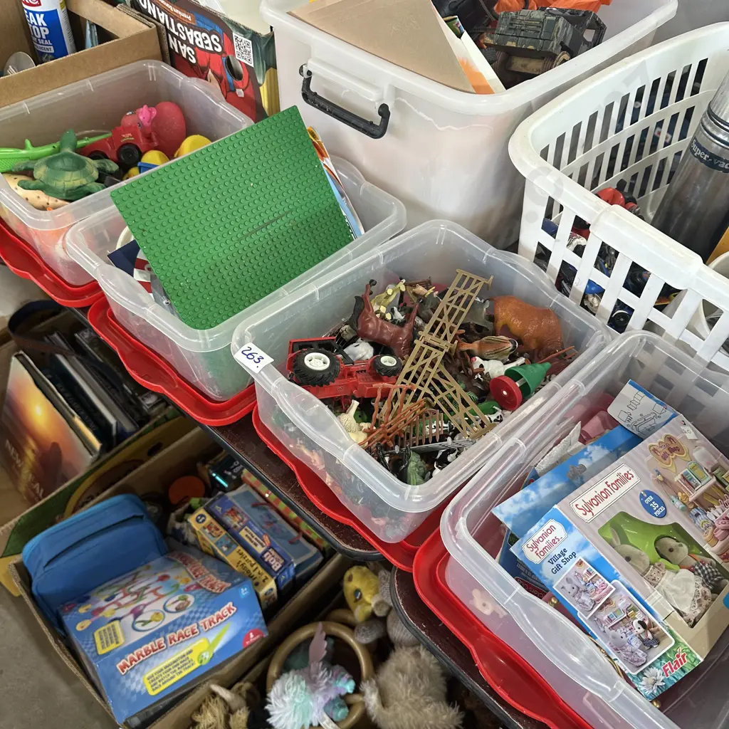 4 Lidded bins and toys. Image 1++