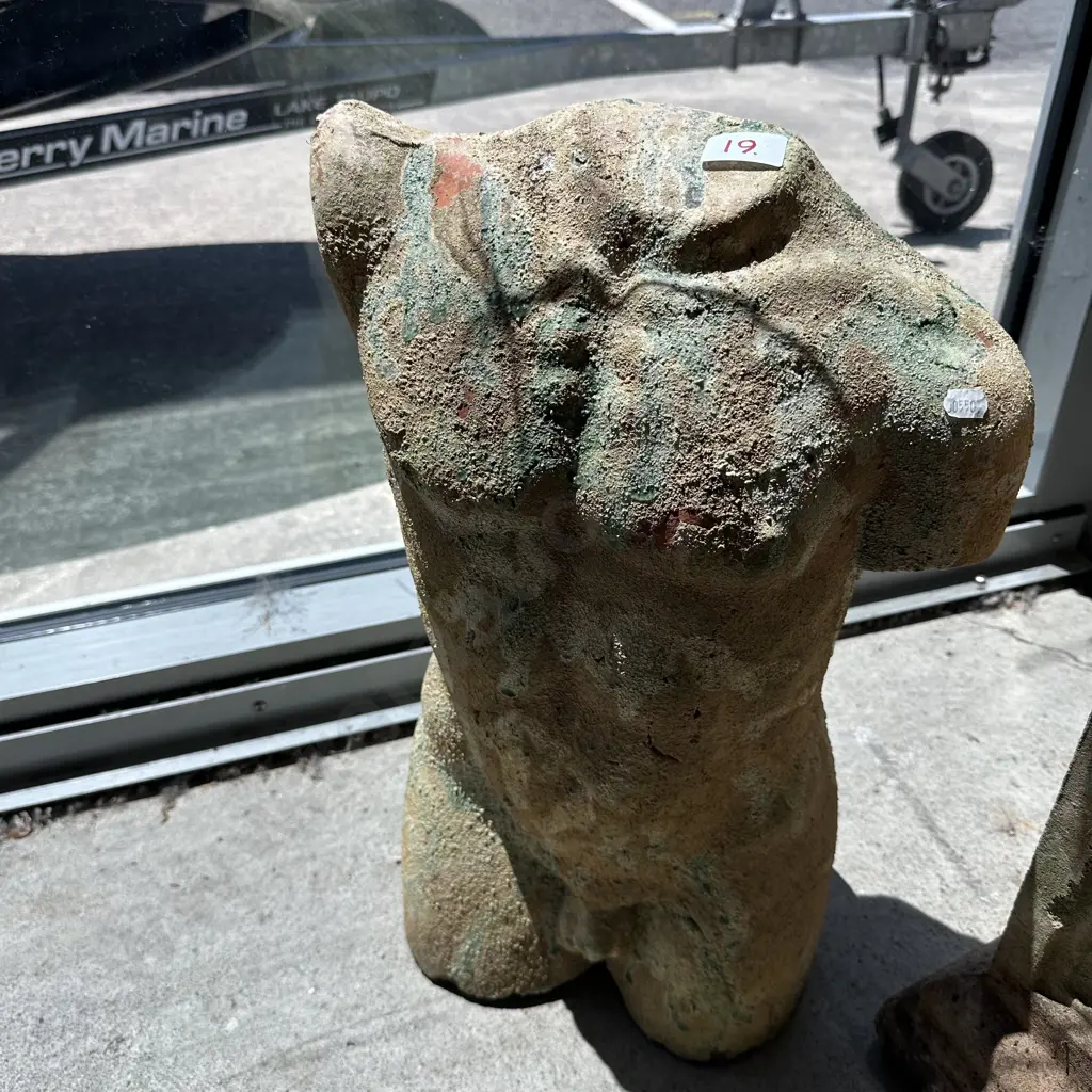 Terracotta bust with patina Image 1++