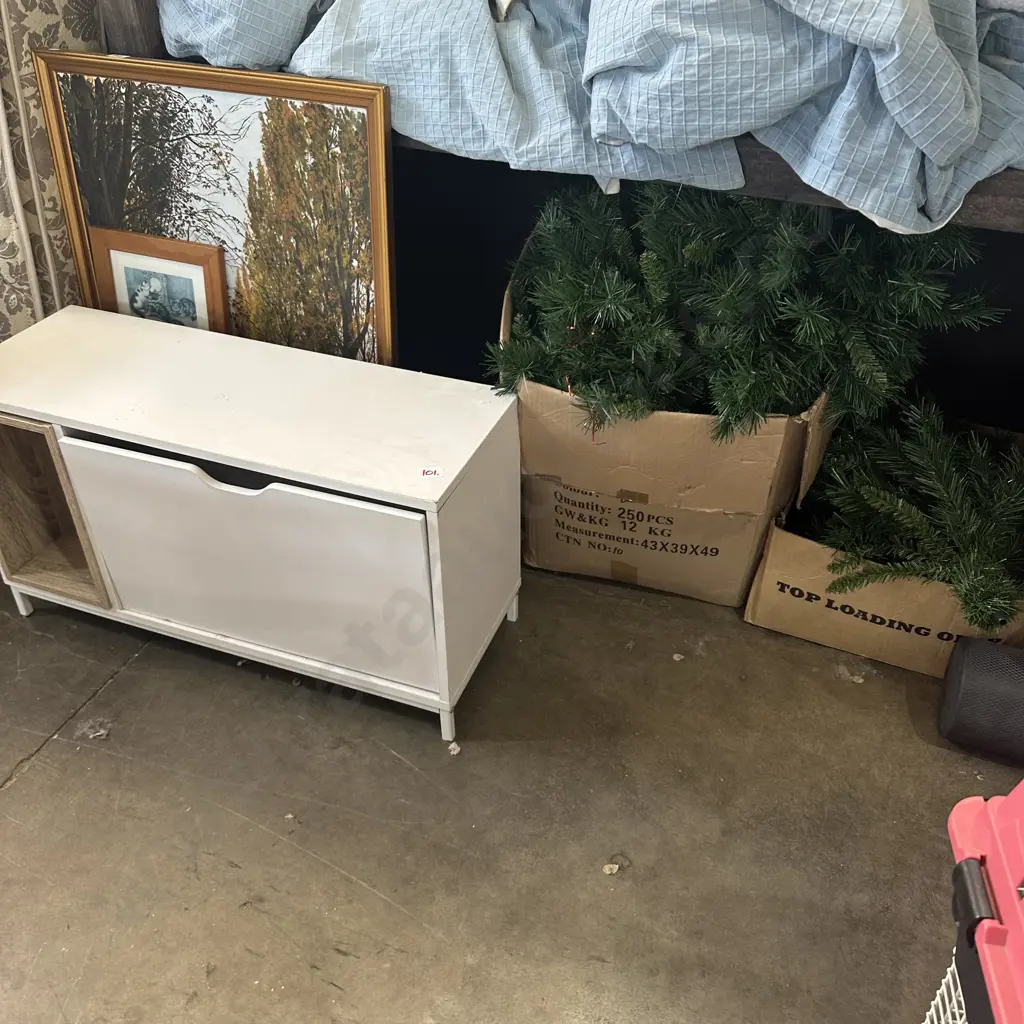 xmas tree, shelf and pictures Image 1++