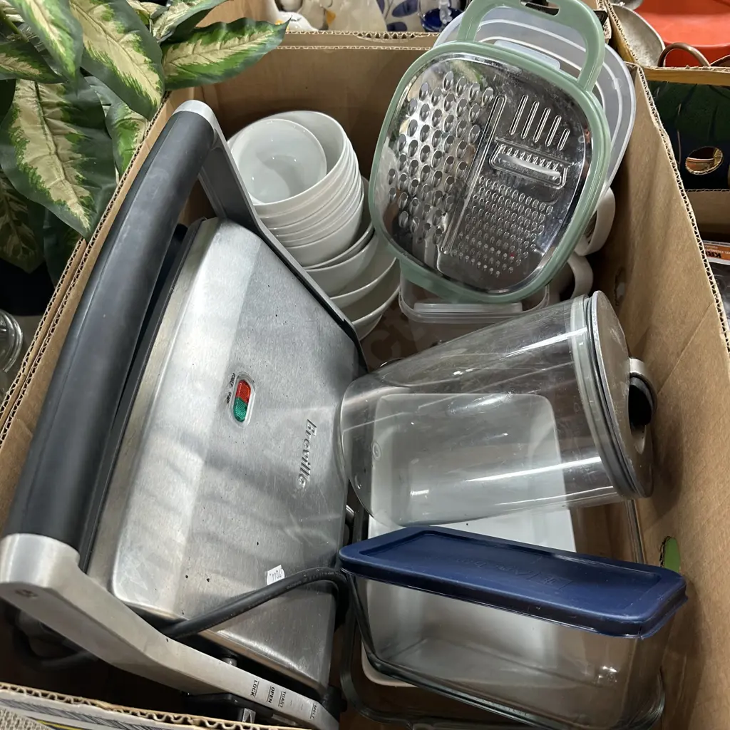 Breville sandwich press, storage containers, baking dishes etc. Image 1++