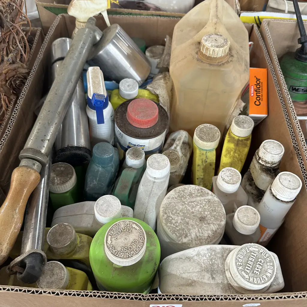 Box of garden sprays etc. Image 1++