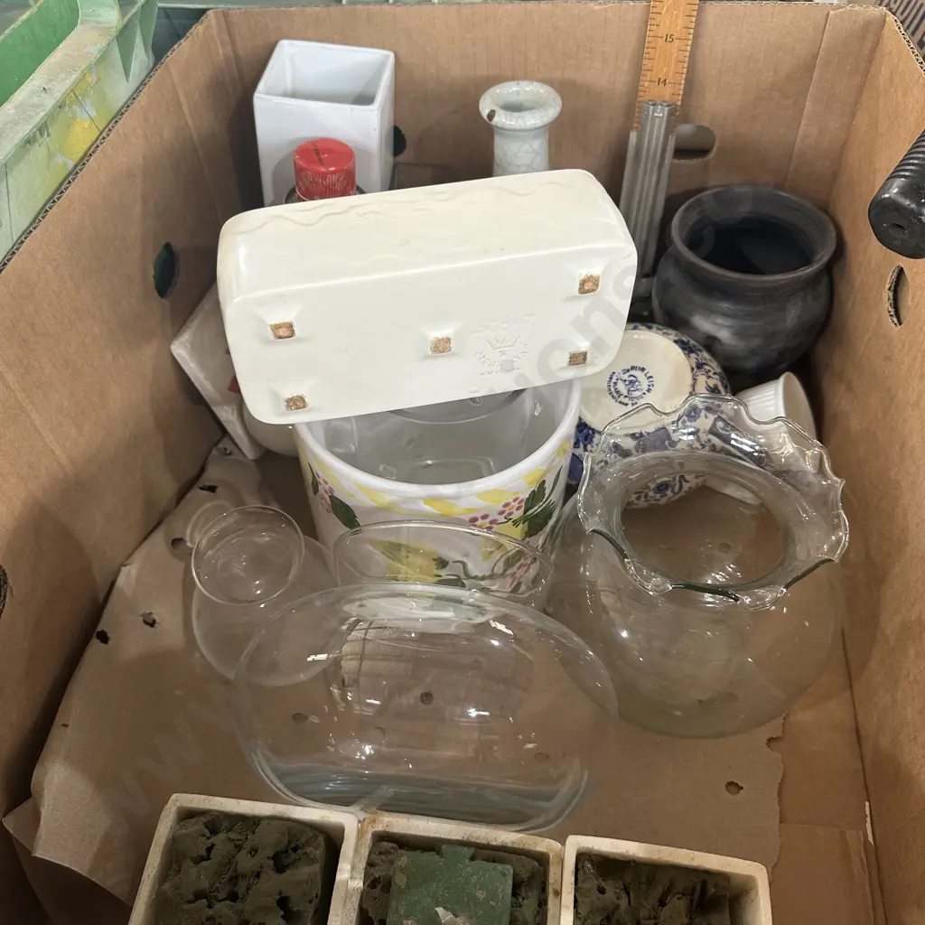 Box of vases and brasso including crown lynn. Image 1++