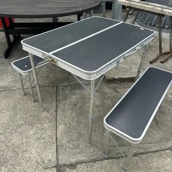 camping table and chairs