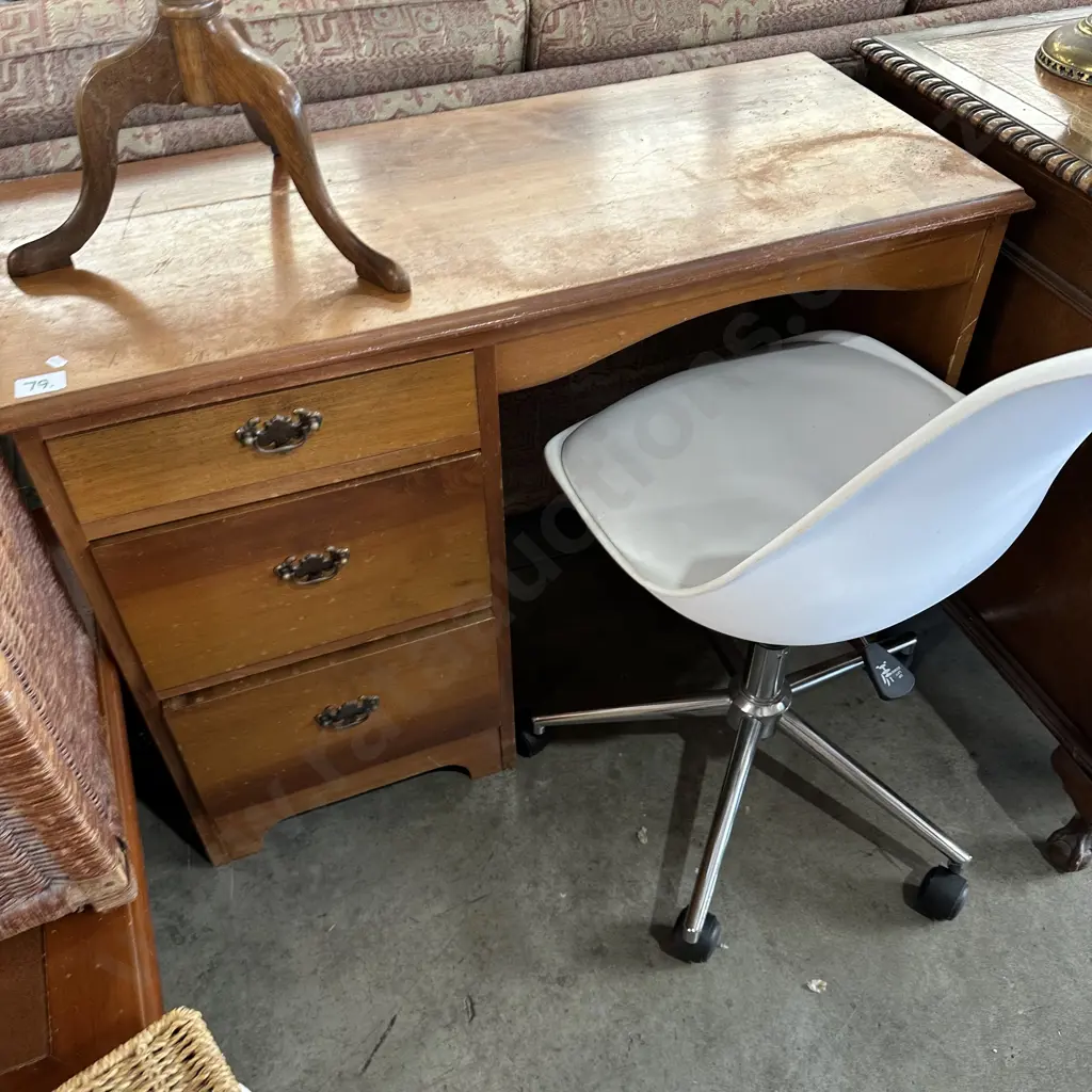 desk and office chair Image 1++