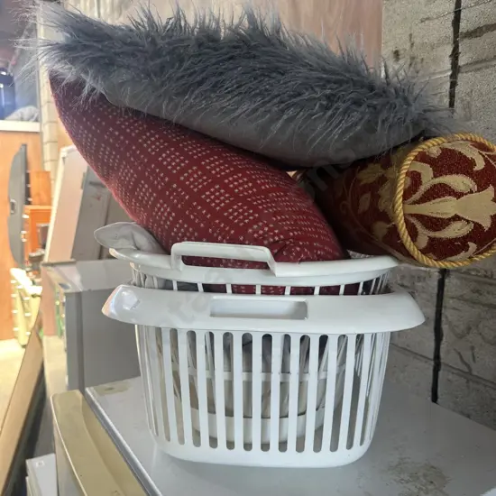 2 wash baskets plus cushions