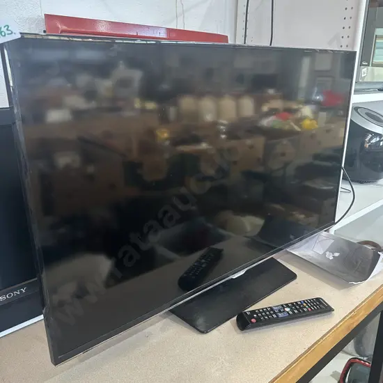 samsung smart TV (weird dots showing - as is)